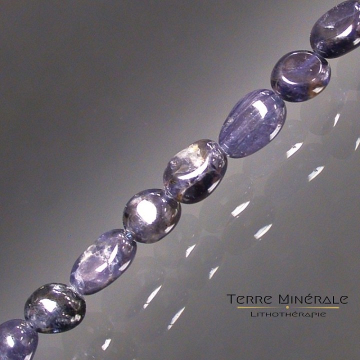 Collier Iolite grains